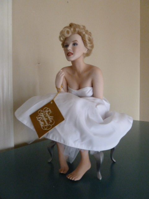 lot 216 image: MARILYN MONROE - FRANKLIN MINT...look this up on ebay