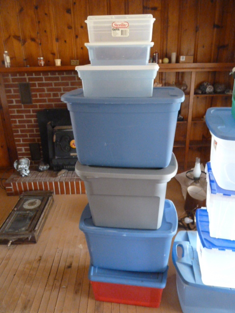 lot 956 image: lot of 7 TOTES with lids