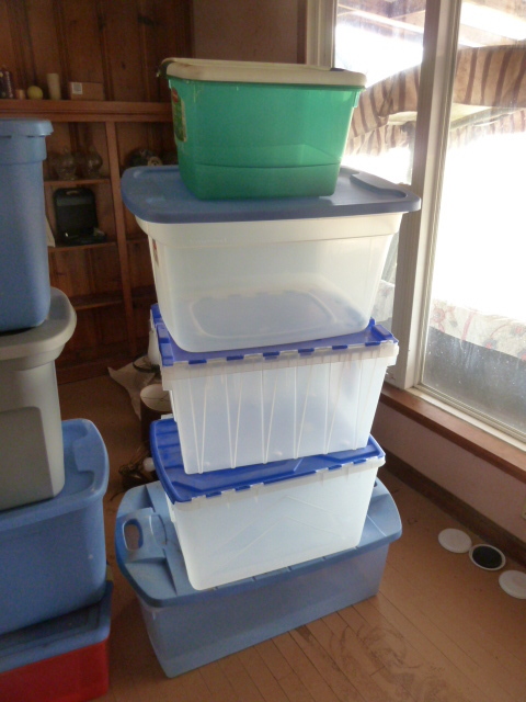 lot 957 image: 5 TOTES with lids