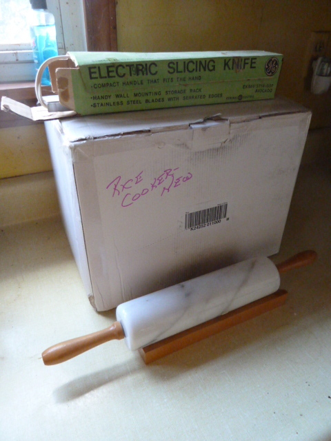 lot 962 image: RICE COOKER in box, ELECTRIC SLICING KNIFE, MARBLE ROLLING PIN