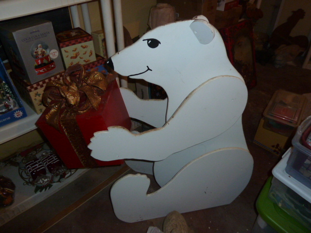 lot 881 image: LARGE WOODEN POLAR BEAR yard art