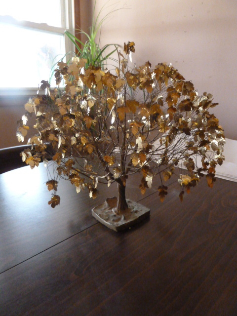 lot 879 image: METAL WISHING TREE