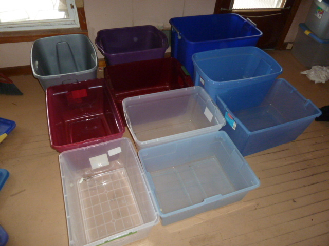 lot 868 image: 10 LARGE TOTES with no lids