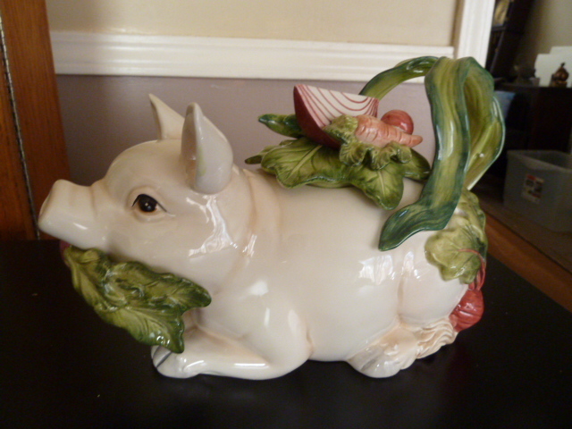 lot 125 image: FITZ & FLOYD FRENCH COUNTRY TEAPOT piggy