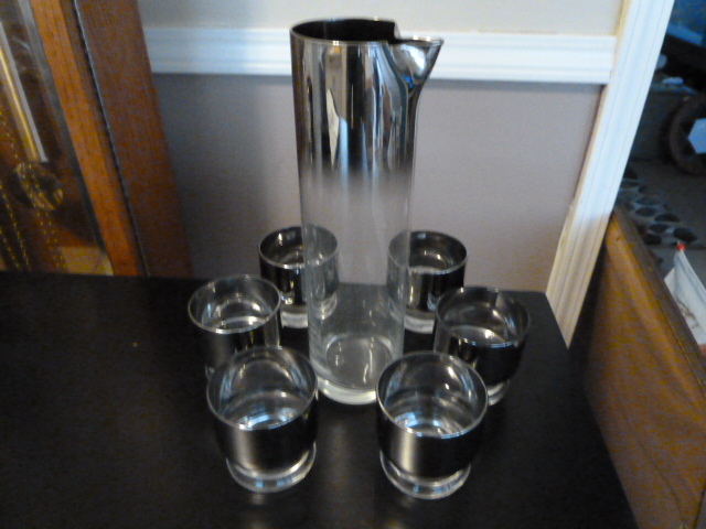 lot 690 image: RETRO CHROME BAR SET