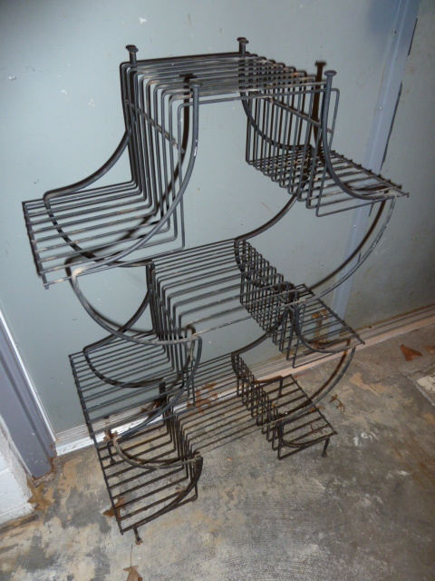lot 975 image: RETRO MULTI-TIERED PLANT RACKSTAND