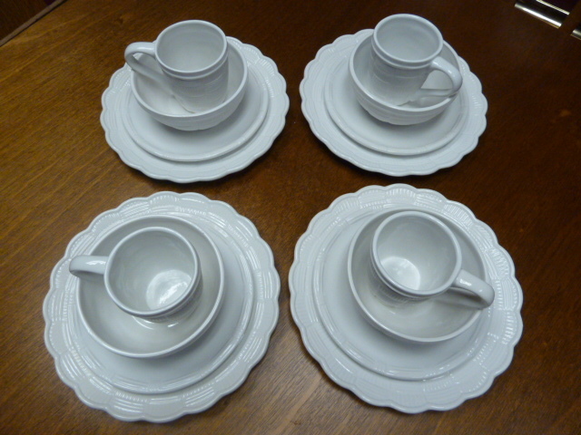 lot 527 image: RETIRED HOME INTERIORS - 4 PLACE SETTINGS LOT