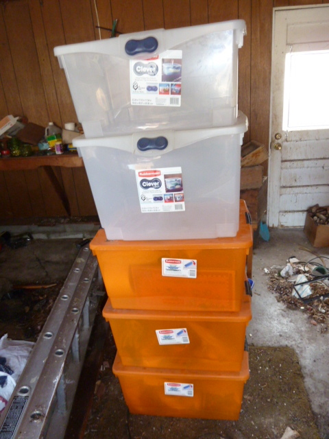 lot 385 image: LOT OF 5 TOTES with 3 OF THEM BEING FILLED WITH SEASONAL DECOR