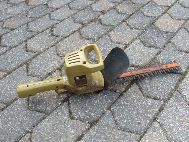 lot 38 image: BLACK & DECKER HEDGE TRIMMER - ELECTRIC with 13 BLADE