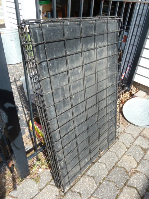 lot 399 image: LARGE DOG CRATE