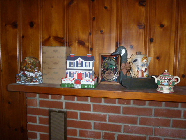 lot 372 image: CONTENTS OF FIREPLACE MANTLE