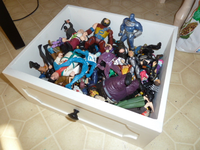 lot 370 image: DRESSER DRAWER FULL OF 30 ACTION FIGURES