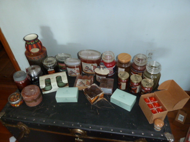 lot 128 image: HUGE LOT OF NICE CANDLES