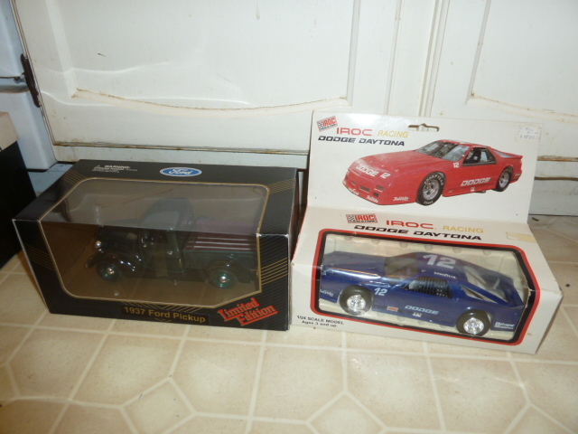 lot 199 image: PAIR OF 124 SCALE COLLECTIBLE CARS