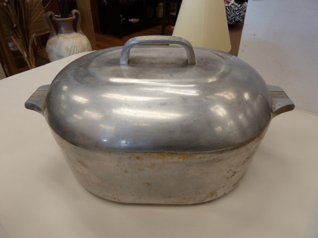 lot 243 image: DUTCH OVEN - WAGNER WARE MAGNALITE 4265
