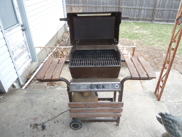 lot 6114 image: STRUCTO GOLDEN CLASSIC GRILL & PROPANE TANK