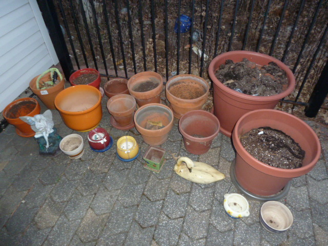 lot 250 image: LOT OF PLANTERS & COUPLE YARD ART