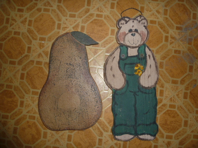 lot 6000 image: WOODEN BEAR & PEAR WALL ART