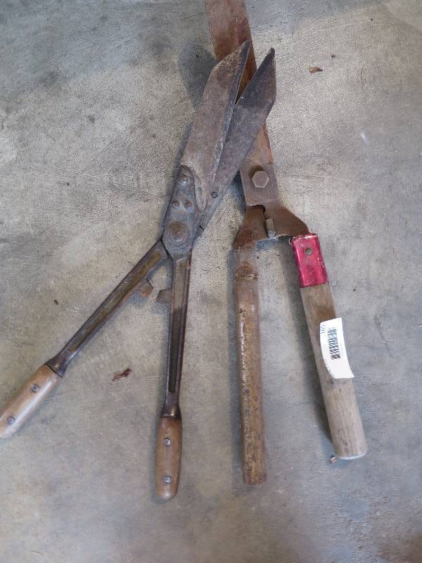 lot 165 image: Lot of Lawn Shears