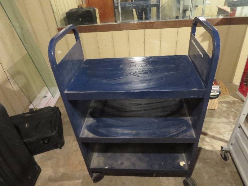 lot 21 image: Nice Metal Rolling Cart