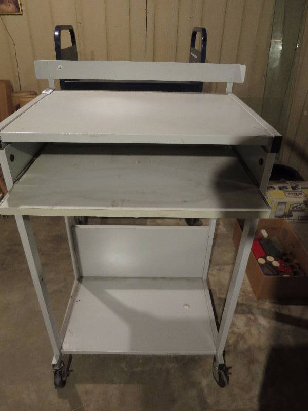 lot 22 image: Nice Metal Rolling Cart