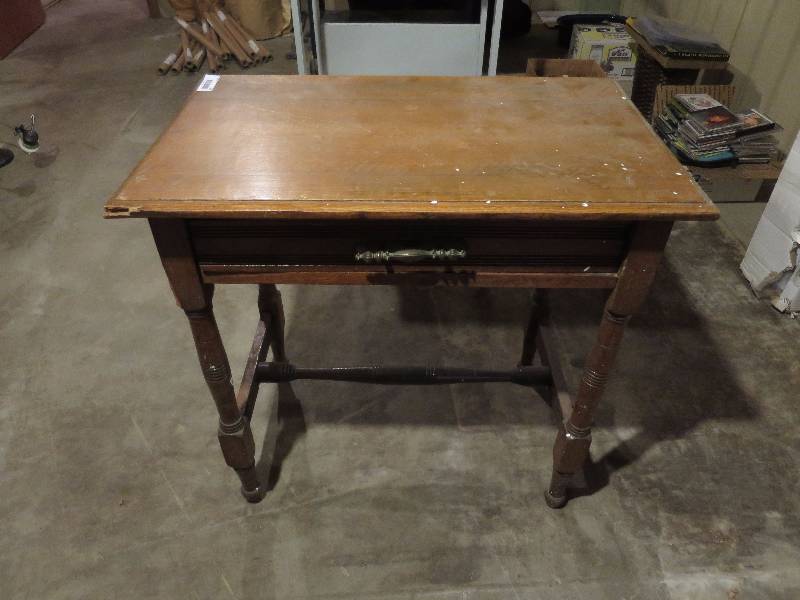 lot 23 image: Vintage Side Table