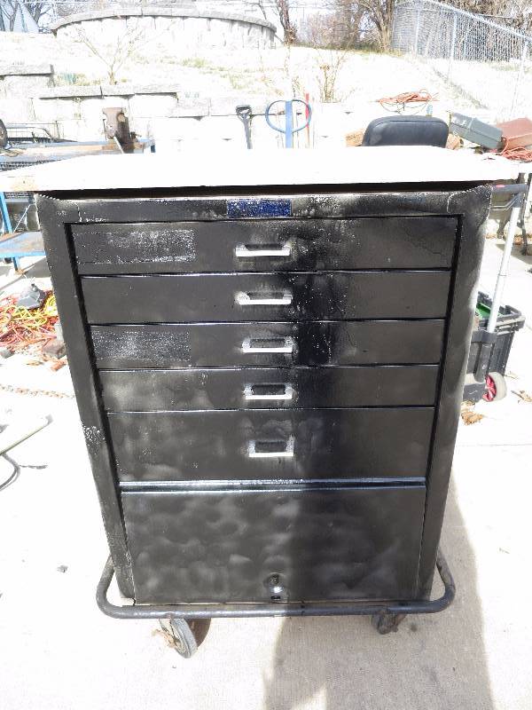 lot 6 image: Metal Rolling Storage Container