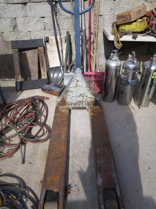 lot 8 image: Pallet Jack