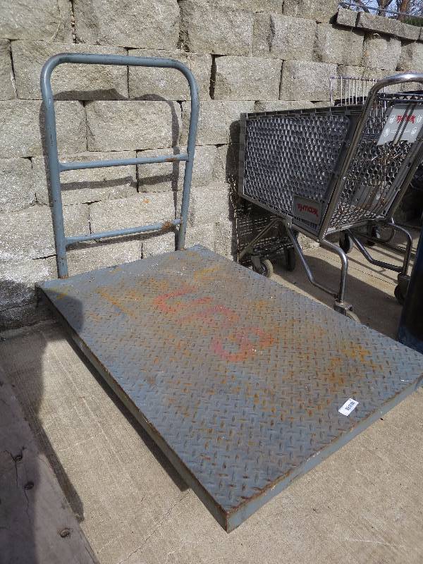 lot 12 image: Metal Rolling Cart