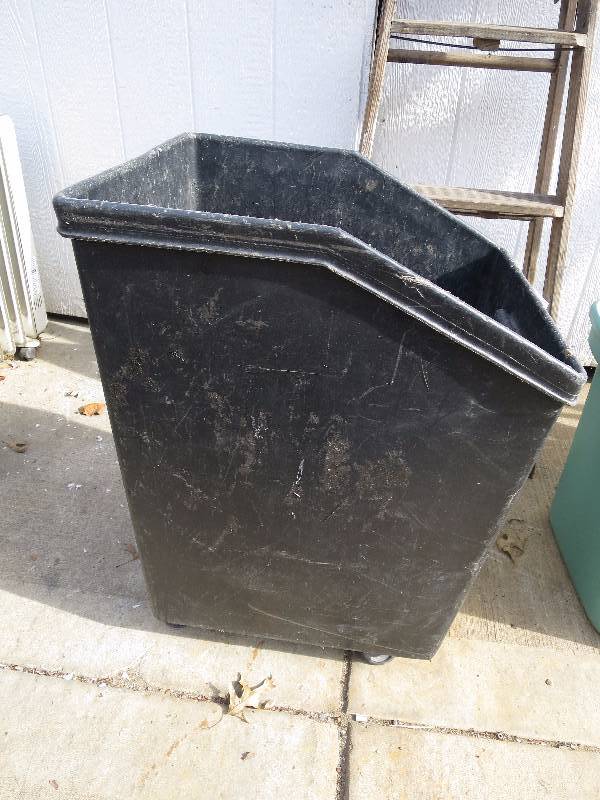 lot 71 image: Rolling Storage Bucket