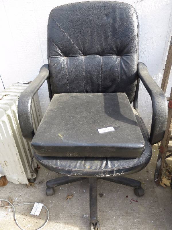 lot 72 image: Office Chair