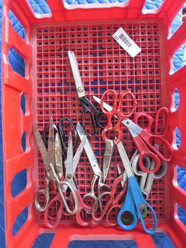 lot 122 image: Lot of Scissors