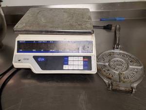 lot 23011 image: Globe GS30 Scale, Meat Smasher