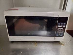 lot 23016 image: Sunbeam White Microwave