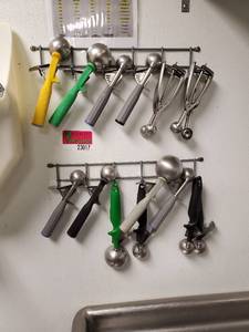 lot 23017 image: Various Ice Cream Scoops