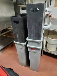 lot 23021 image: (5) Plastic Trash Cans