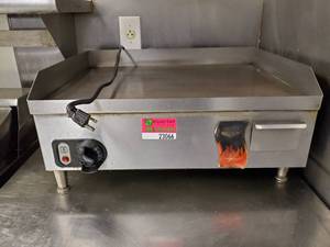 lot 23066 image: 24in Vollrath Flat Top Electric Grill