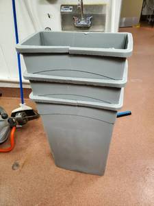lot 23085 image: (3) Trash Cans