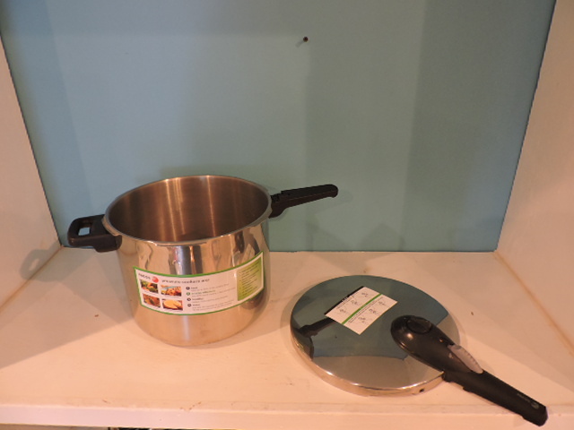 lot 1013 image: PRESSURE COOKER