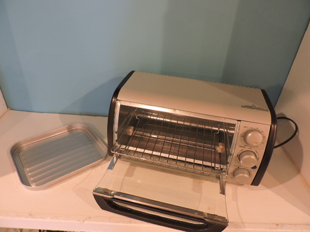 lot 1022 image: TOASTER OVEN