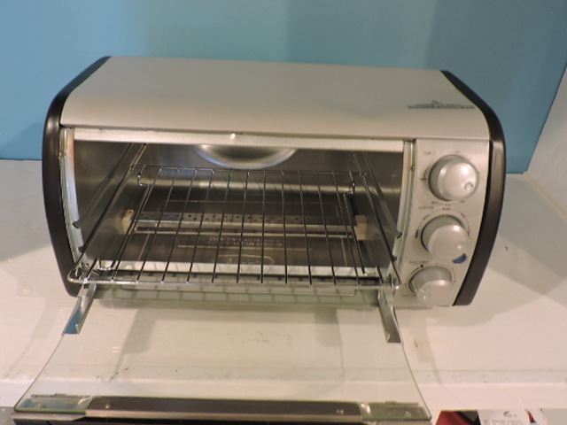 lot 1023 image: TOASTER OVEN