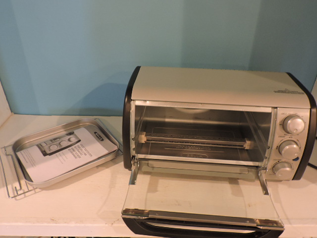 lot 1024 image: TOASTER OVEN