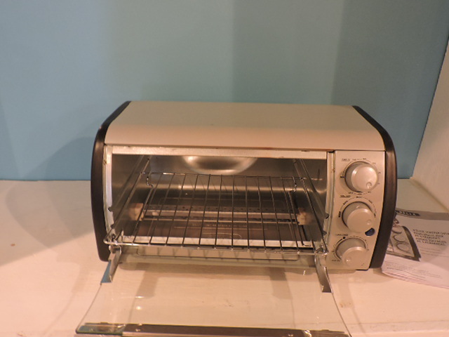 lot 1025 image: TOASTER OVEN