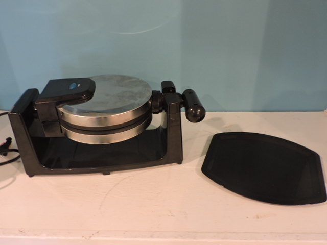 lot 1028 image: ROTATING WAFFLE MAKER
