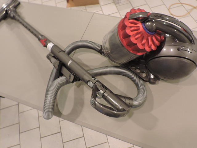 lot 1032 image: DYSON VACUUM