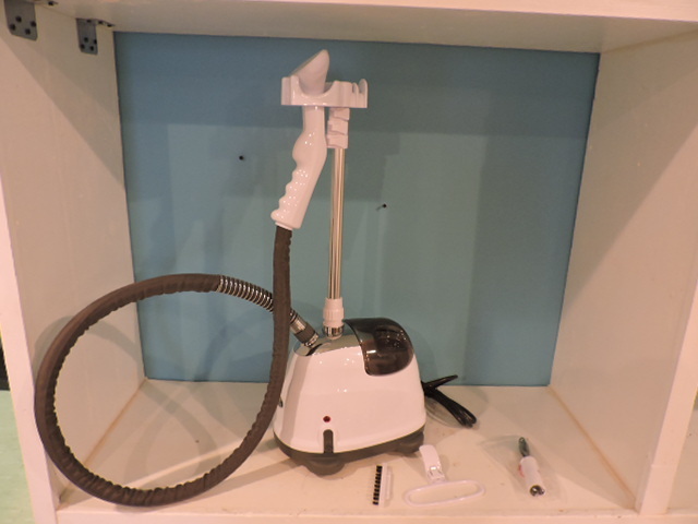 lot 1045 image: GARMENT STEAMER