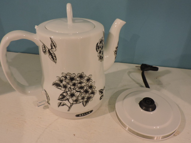lot 1061 image: ELECTRIC KETTLE