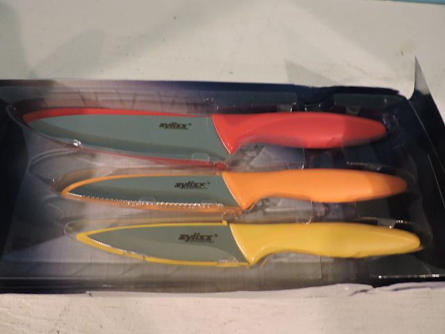 lot 1068 image: KNIFE SET