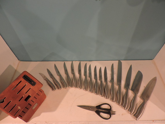 lot 1069 image: CUTLERY SET