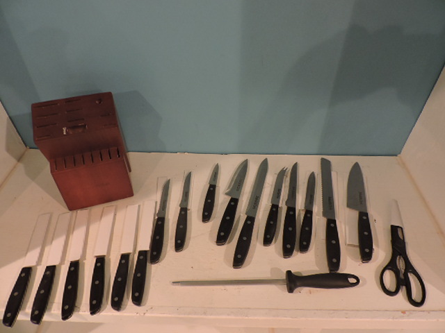 lot 1070 image: CUTLERY SET